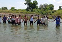 तोरणा नदीवर पुलासाठी शेतकऱ्यांचे नदीपात्रात आंदोलन
