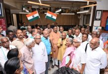 मानधन वाढीनंतर सेनानींच्या डोळ्यांत आनंदाश्रू, टाळ्यांच्या गजरात व्यक्त केली कृतज्ञता