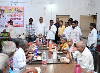 आ. सुधीर मुनगंटीवार यांच्या वाढदिवसाची लोकसेवेच्या उपक्रमांनी सुरुवात मातोश्री वृद्धाश्रम विसापूर येथे अन्नदान आणि भेटवस्तु वाटप