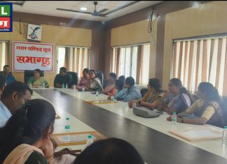 शैक्षणिक शुल्कासाठी विद्यार्थ्यांना परीक्षेपासुन वंचित ठेवु नये: नगराध्यक्ष एकता समर्थ यांचे शिक्षकांना निर्देश शैक्षणिक संस्थेच्या मुख्याध्यापकांची नगर पालीकेत आढावा सभा