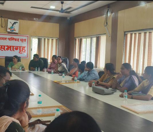 शैक्षणिक शुल्कासाठी विद्यार्थ्यांना परीक्षेपासुन वंचित ठेवु नये: नगराध्यक्ष एकता समर्थ यांचे शिक्षकांना निर्देश शैक्षणिक संस्थेच्या मुख्याध्यापकांची नगर पालीकेत आढावा सभा