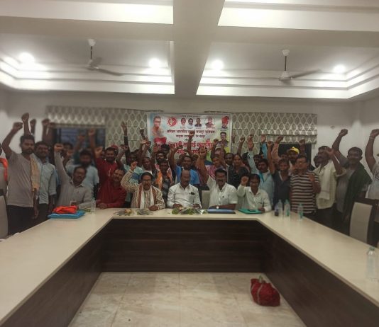 मूल नगर परिषद कंत्राटी सफाई कामगारांचा अखिल भारतीय सफाई मजदूर युनियनमध्ये सामूहिक प्रवेश