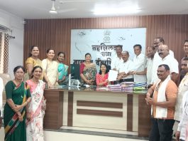 पेट्रोल-डिझेल दरवाढीविरोधात काँग्रेस आक्रमक: मूल तहसीलदारांना राष्ट्रपतींच्या नावे निवेदन
