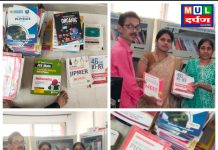 १९५ पुस्तकांचे ज्ञानदान – दांडेकर दाम्पत्याचा आदर्श: मुलगी डॉक्टर, मुलगा इंजिनियर झाला, पुस्तकं वाचनालयाला भेट